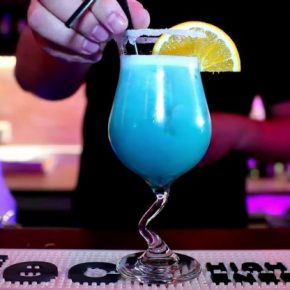 Голубые Гавайи: история создания коктейля, вкус и состав коктейля, рецепт, технология приготовления. Варианты коктейля Голубые Гавайи + 80 фото